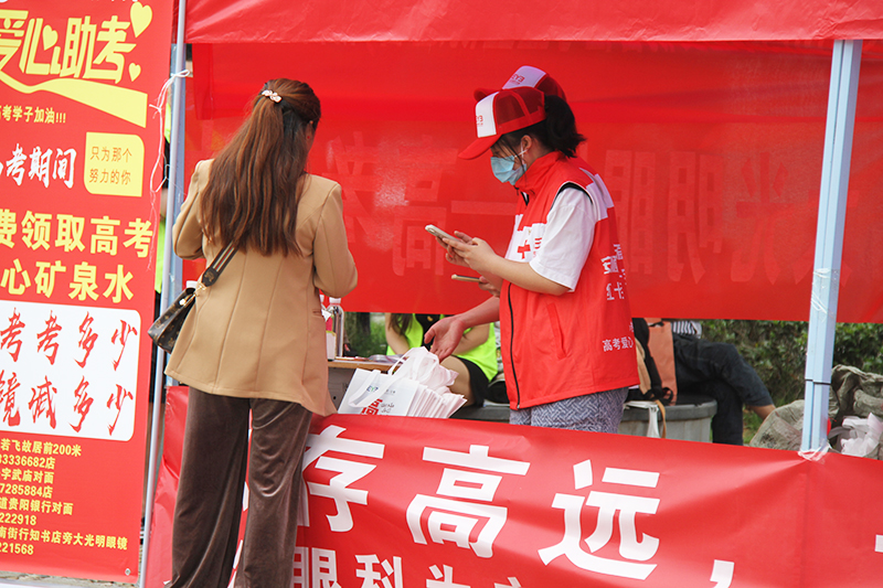 志愿者为考生家长提供服务.jpg