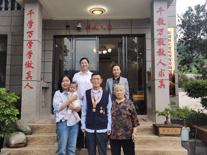 汪希文同志及其家人.jpg