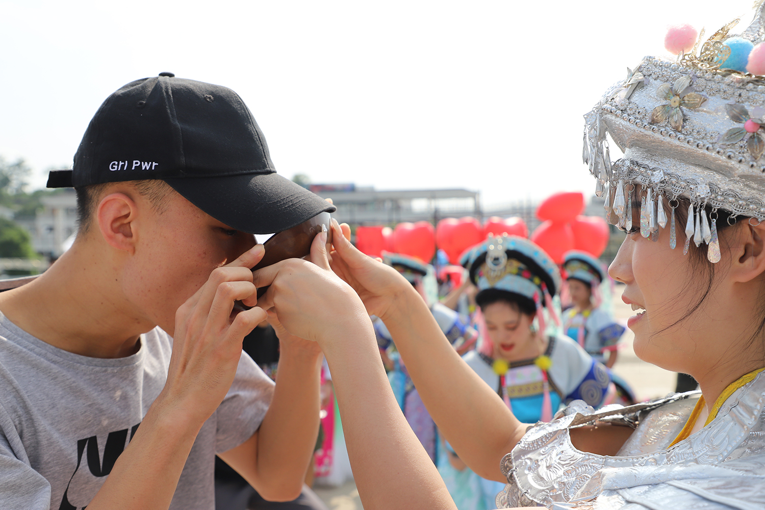 　　8月19日，在黄果树2023糖·SWEET音乐节演唱的休息现场，富有民族特色的地戏、民族歌舞表演、竹竿舞和热情似火的迎客酒让各地观众在安顺体验了独特的民族魅力。（安顺日报融媒体中心记者 李超然）