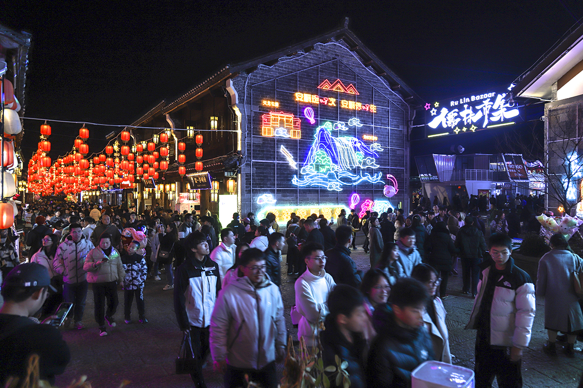 　　2月15日，夜幕降临，华灯初上，安顺古城夜景如画、游人如织、人气爆棚。来自全国各地的游客在这里品美食、听音乐、观展览、赏非遗，体验安顺独特魅力，感受新春佳节热闹氛围。（安顺日报融媒体中心记者 卢维）