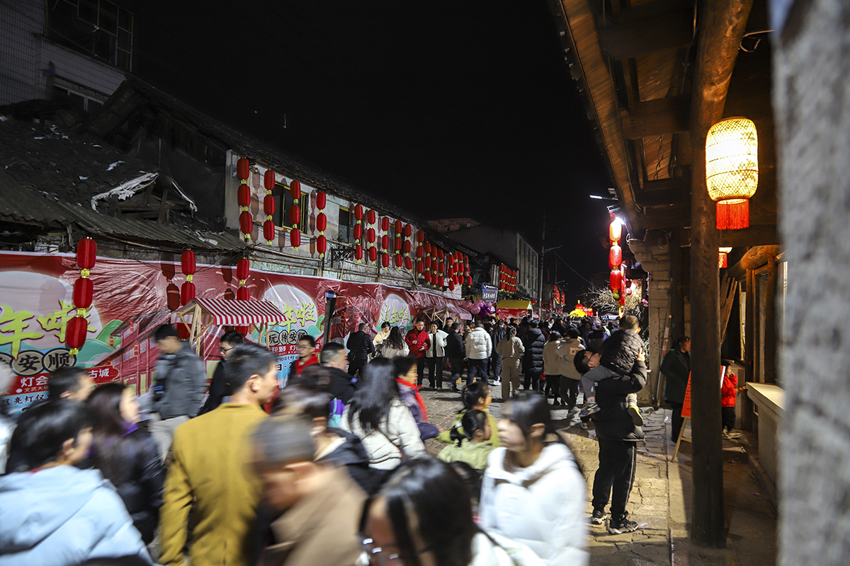 　　2月15日，夜幕降临，华灯初上，安顺古城夜景如画、游人如织、人气爆棚。来自全国各地的游客在这里品美食、听音乐、观展览、赏非遗，体验安顺独特魅力，感受新春佳节热闹氛围。（安顺日报融媒体中心记者 卢维）