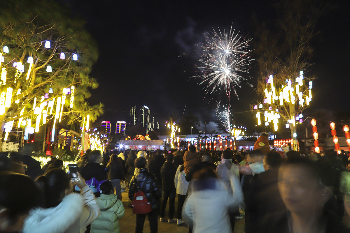 　　白天人潮涌动，夜晚流光溢彩。2月15日，褪去白昼的明亮，安顺古城的夜色更加迷人——色彩斑斓的灯光柔柔地弥漫开来，古城房屋的轮廓，古街都披上了靓丽的“晚装”。随处可见的灯光秀、网红打卡、习安坊实景演艺让人流连忘返，一场绚丽多彩的“烟花”盛宴在文庙城墙外精彩上演，格外鲜亮闪耀。（安顺日报融媒体中心记者 卢维）