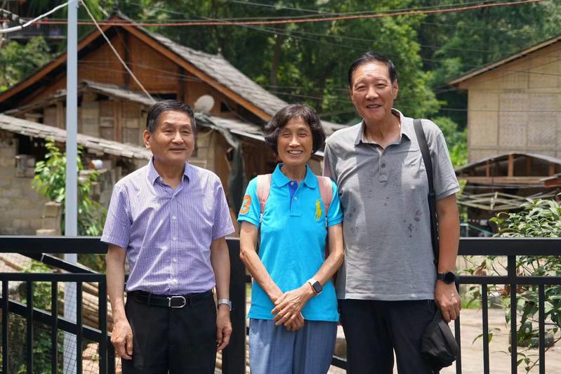 范干平夫妇和著名作家叶辛在紫云苗寨.jpg