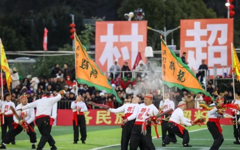 图为澳门啦啦队在“村超”球场带来“醉龙”表演。.jpg