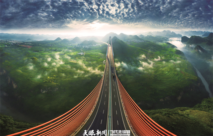 汕昆高速公路贵州段马岭河大桥是汕头—昆明高速公路控制性工程之一，是贯穿南昆经济带的重要通道。.jpg