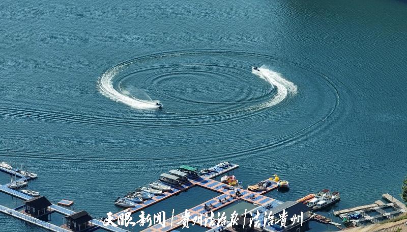 1741186776261910.jpg 游客在贵州省黔西南布依族苗族自治州兴义市的万峰湖乘坐快艇游览。.jpg