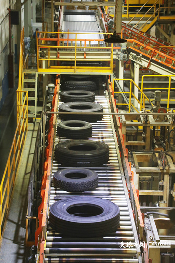 17412357488823.jpg 4 生产线上的轮胎。.jpg