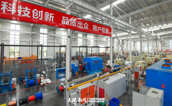 17412357042973.jpg 3 贵阳中安科技集团有限公司的生产车间内,智能生产设备井然有序地进行线缆生产工作。.jpg