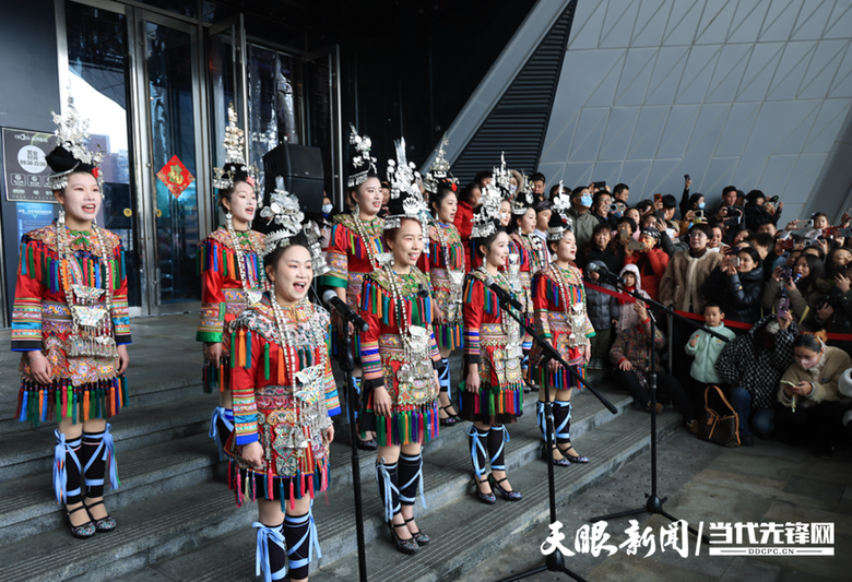 2月25日，贵州配乐团队舞乐蝉歌乐团在贵阳云岩区越界影城精彩演绎侗族大歌。张晖 摄.png