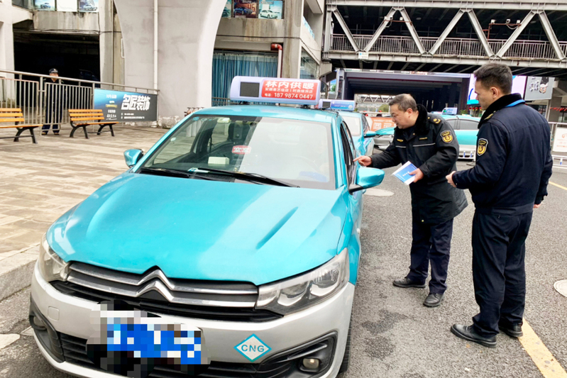 加强交通条例宣传 营造安顺西站安全有序环-FZ1002488983.jpg