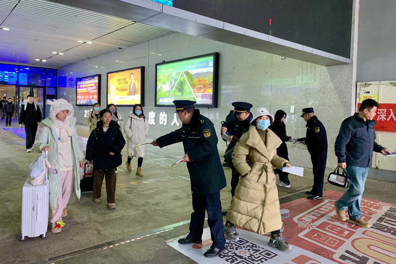 加强交通条例宣传 营造安顺西站安全有序环-FZ1002488982.jpg