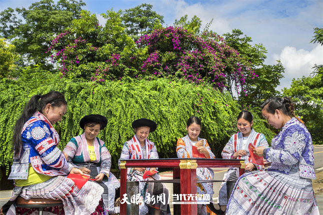 17420759052240.jpg 黔西市新仁乡化屋村村民七一绣党旗、感党恩。史开心.jpg