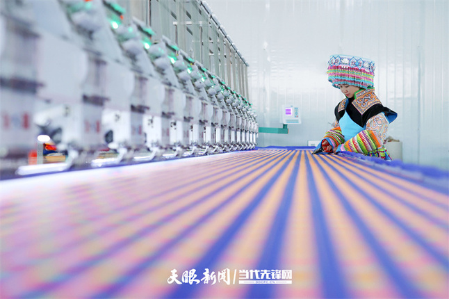17420761622527.jpg 工人在贵州省毕节市七星关区观音桥办事处一家苗族服饰加工车间劳作。 贵州日报天眼新闻记者 王纯亮 摄 (2).jpg