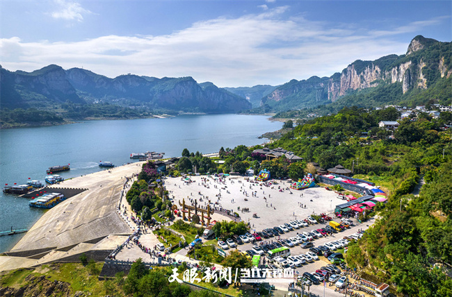 17420769421594.jpg 黔西市乌江源百里画廊化屋景区游人如织,旅游产业蓬勃发展。史开心.jpg