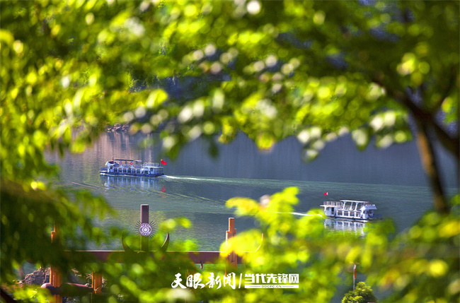 17420770185784.jpg 游客在黔西市新仁乡化屋村乘船游览乌江峡谷风光。史开心 摄.jpg