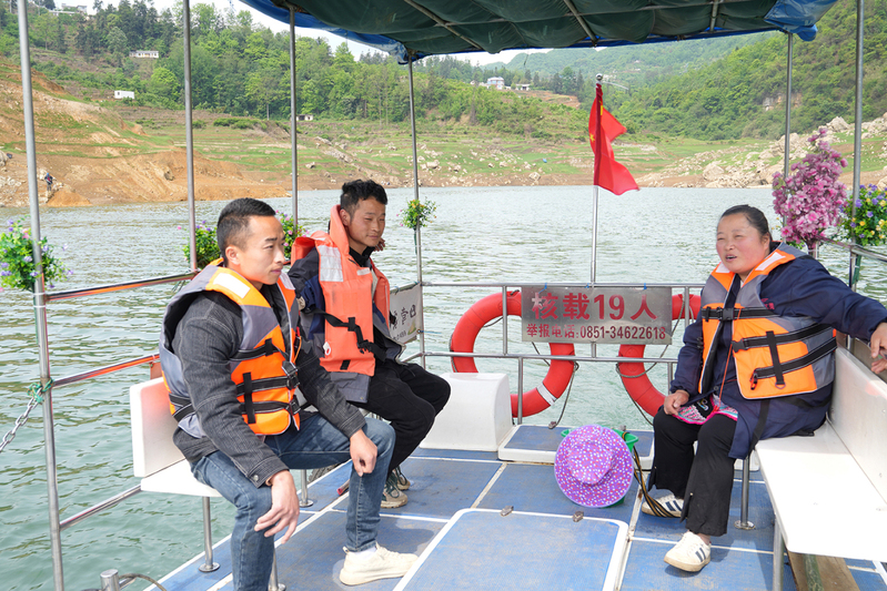 平日里,客船上的乘客大多是织金县猫场镇和齐伯镇当地出行的群众。.jpg