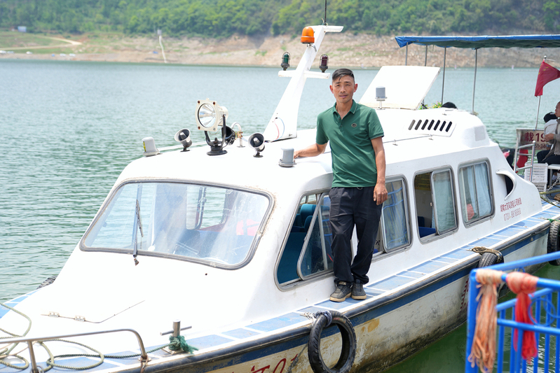 船长邓生华和他的“斯拉河01号”轮渡-FZ1002646693.jpg