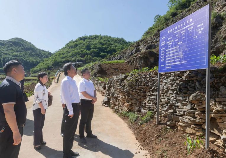 白云镇白云村李家院冲头至老塘水井“组组通”硬化路项目点，督导“组组通”建设管理情况.jpg