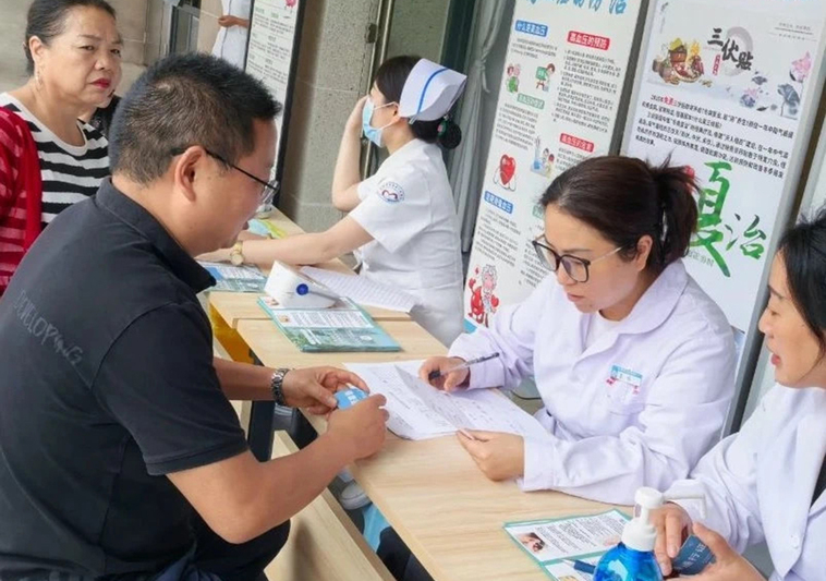 医生对参加活动的市民进行健康问诊.jpg