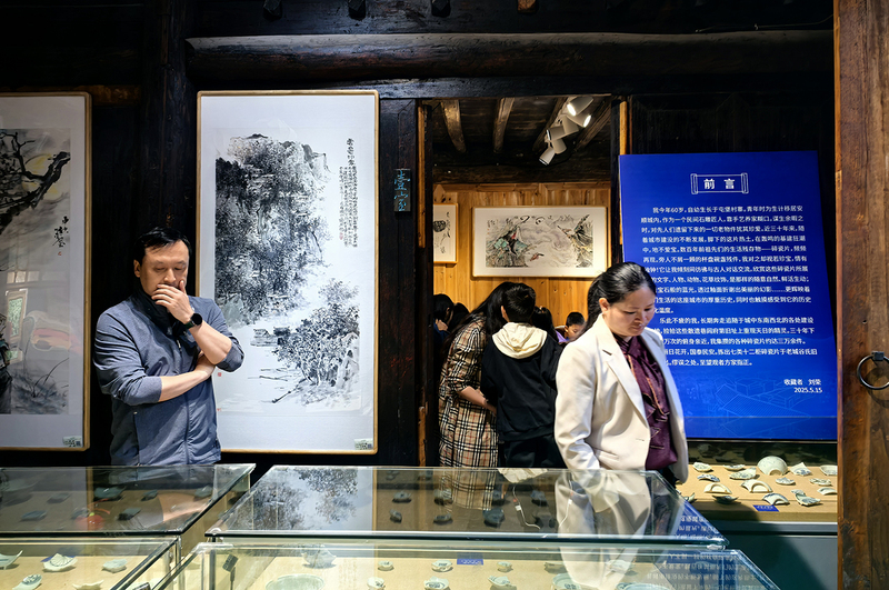 游客观看观看展出-FZ1002766677.jpg