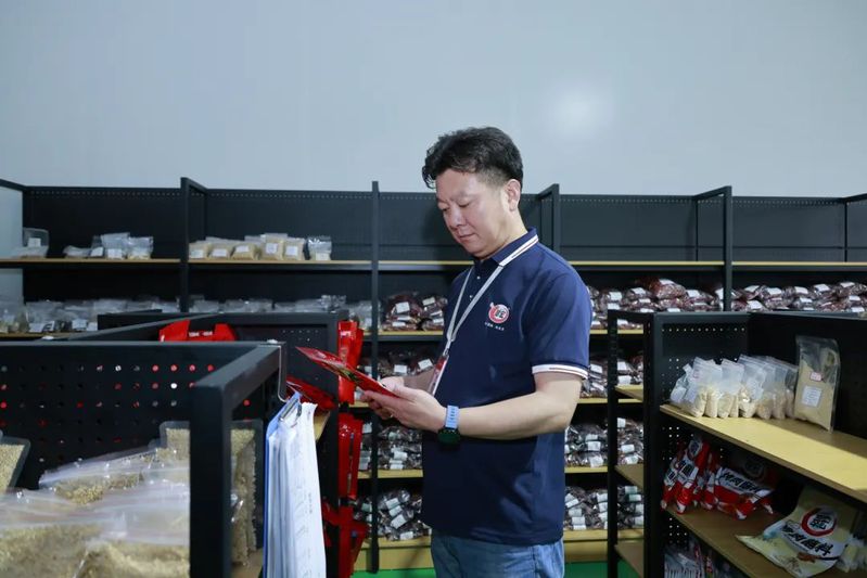 邱黄杰检查产品留样情况.jpg