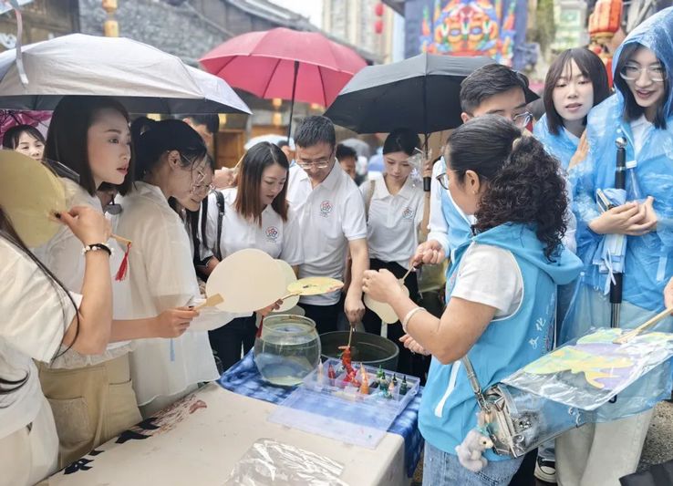 与会嘉宾现场观摩了正在安顺古城进行的丰富多彩的文化和旅游志愿服务项目展示.jpg