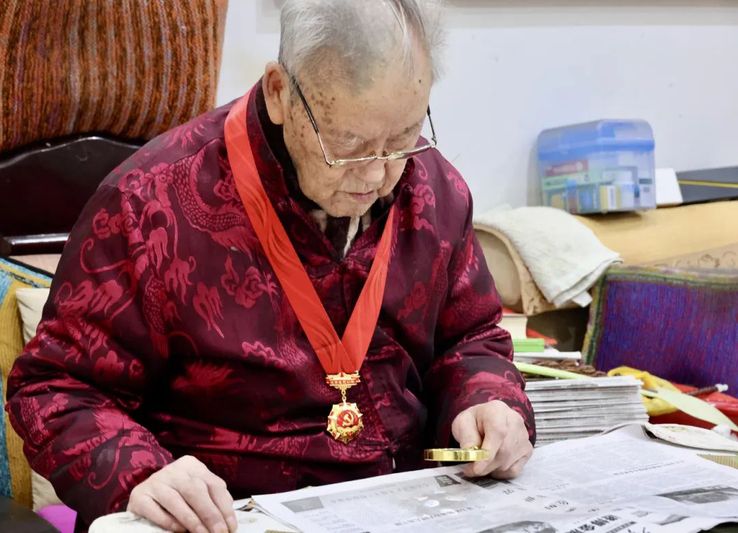 范锡九看报学习.jpg