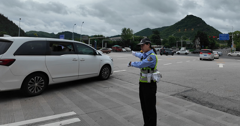 交警护航游客出行-FZ1002983273.jpg