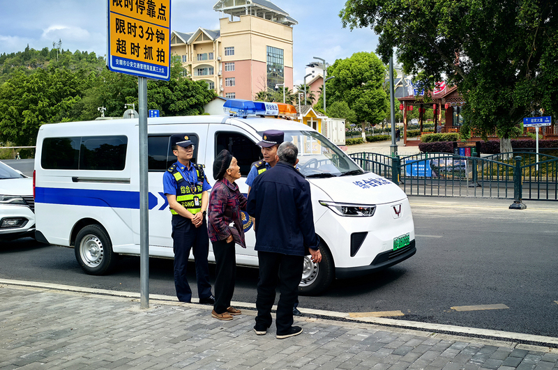 综合执法大队为游客提供咨询-FZ1002983275.jpg