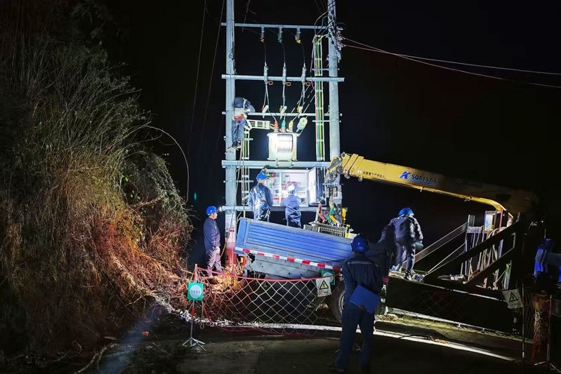 普定县供电局为长峰村增容变压器，为村炒茶厂提供电力供应保障(普定县供电局供图).jpg