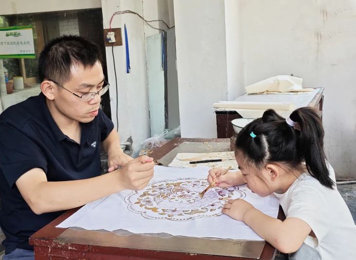 安顺蜡染博物馆内，游客体验蜡染。-FZ1002983336.jpg