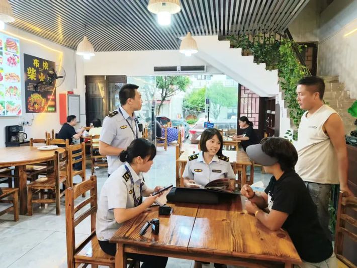 执法人员检查商铺-FZ10021031828.jpg