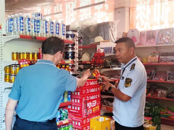 执法人员检查商铺-FZ10021031823.jpg