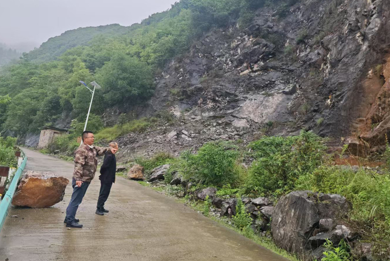 检查道路落石隐患点情况(覃波 左).jpg