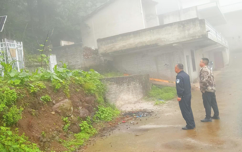 检查隐患点情况(覃波 右).jpg