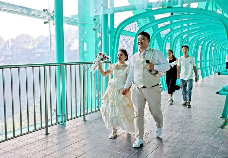 刚领证的新人来到大桥打卡“一世爱你”-FZ10021196838.JPG