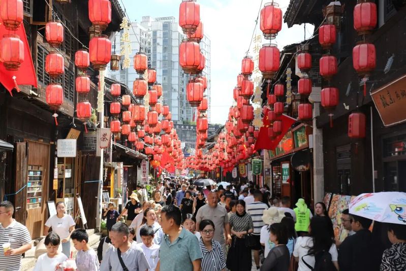 安顺古城游人如织-FZ10021208070.JPG