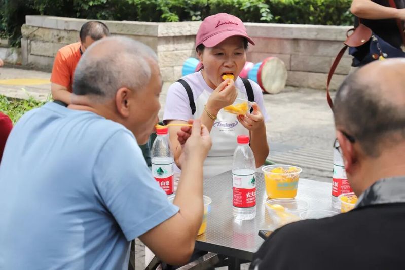 游客品尝安顺冰浆-FZ10021208124.JPG