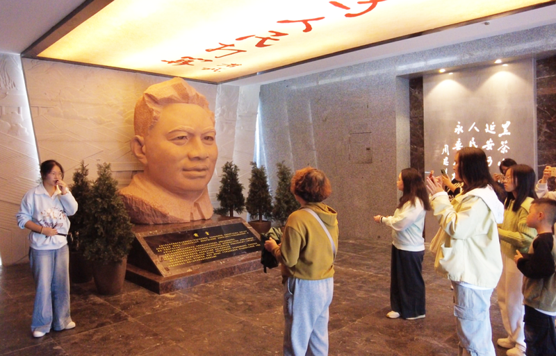 游客在王若飞故居纪念馆参观.png