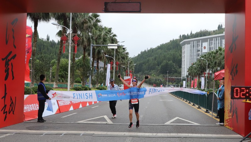 划骑跑三项全程女子子精英组冠军杨婧冲过终-FZ10021258585.JPG