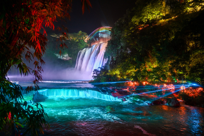 夜游黄果树》 潘宗义 摄.jpg