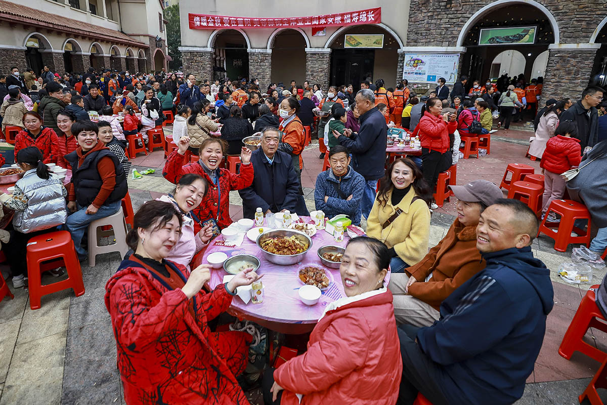 10月26日，西秀区新安街道家喻社区举行“情暖中秋 爱在重阳”长桌宴活动，社区3000余位居民齐聚一堂，喜迎重阳节。（安顺市融媒体中心记者 卢维 摄）