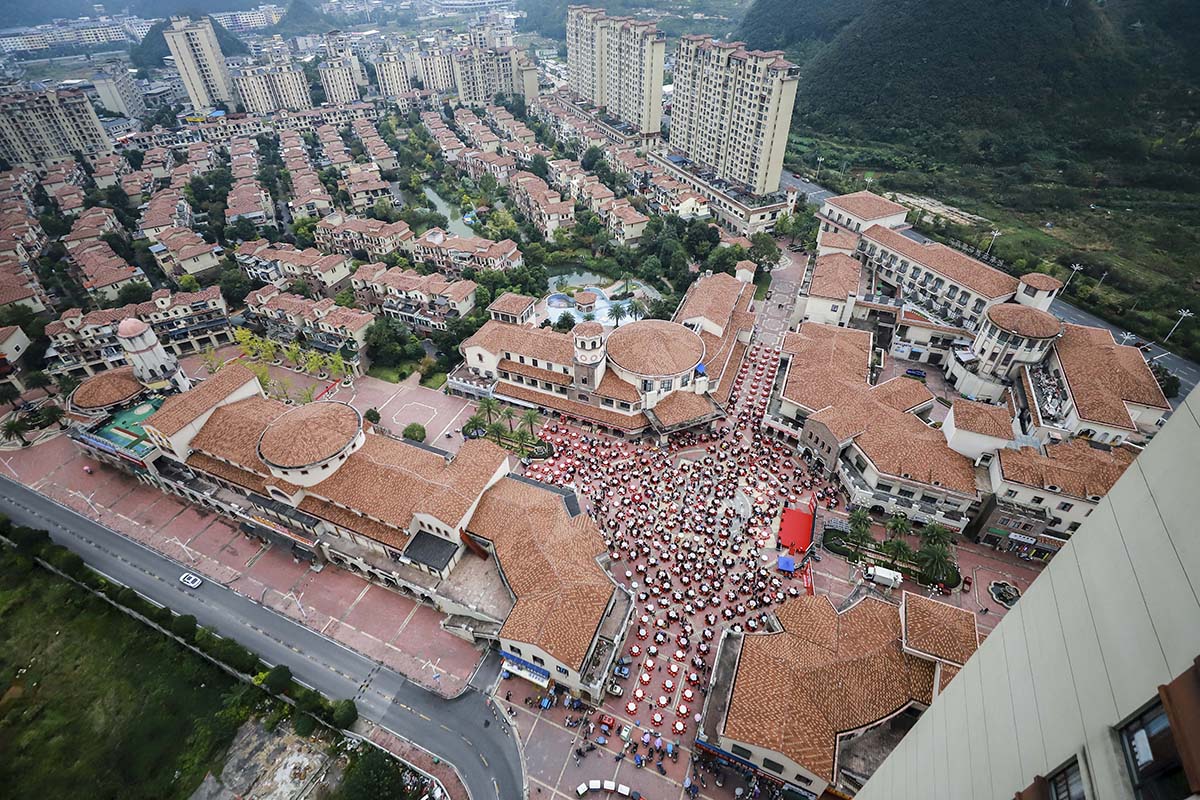 10月26日，西秀区新安街道家喻社区举行“情暖中秋 爱在重阳”长桌宴活动，社区3000余位居民齐聚一堂，喜迎重阳节。（安顺市融媒体中心记者 卢维 摄）