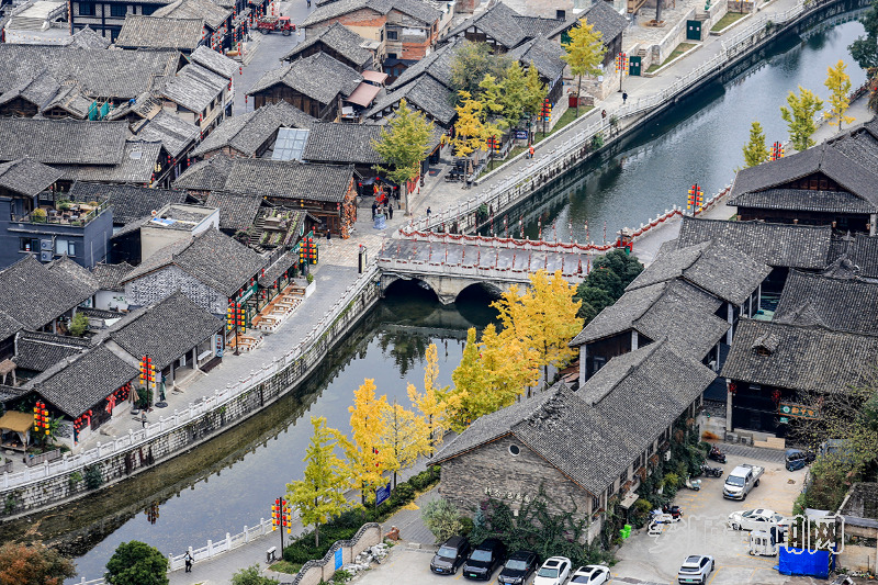 　　11月25日，在安顺古城及贯城河边上，金黄的银杏与古城相映成景。市民游客在一片金色的秋冬美景中，感受这座古城独特的历史韵味和自然风光。（安顺市融媒体中心记者 卢维 摄）