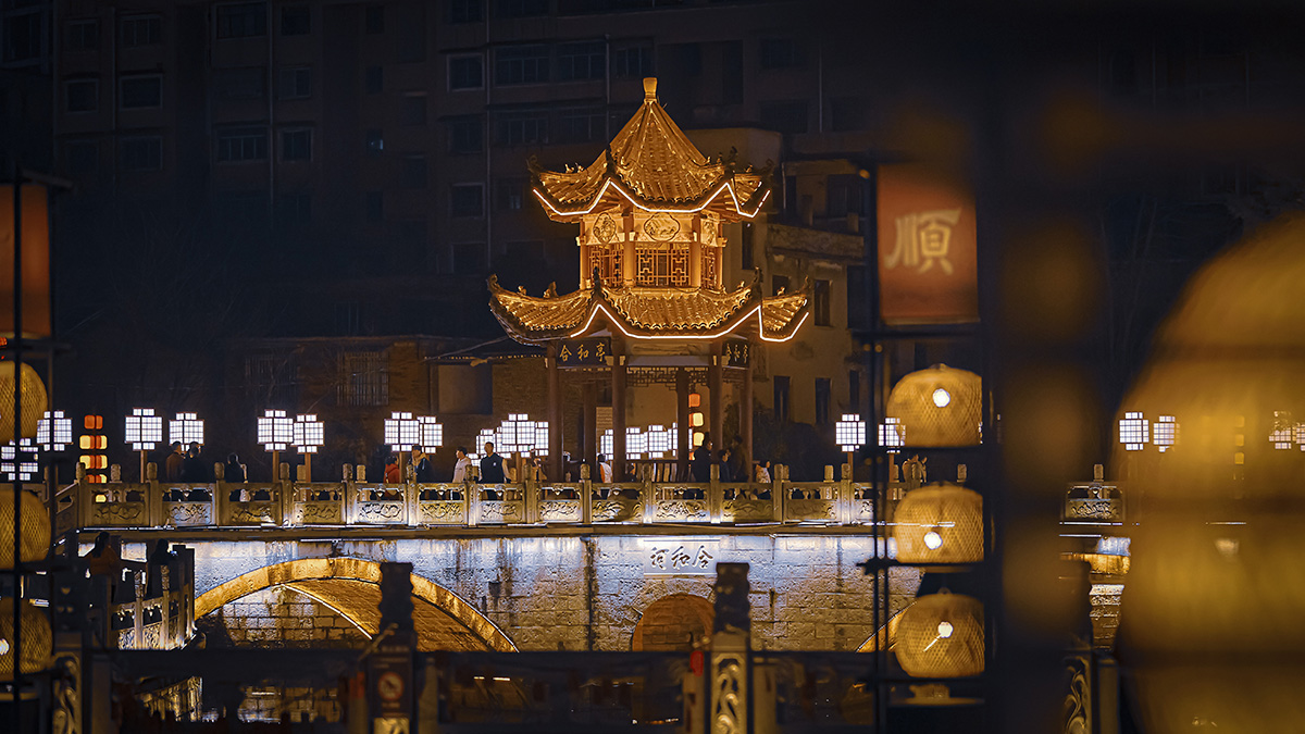 　　马年春节长假，安顺古城历史文化街区成了来安游客们争相打卡的热门景点，白天人流如织，热闹非凡；而夜色中的安顺古城则是一片色彩斑斓，仿佛一个如梦如幻、流光溢彩的世界，加之我市推出的一系列精心策划的春节文旅活动，更是吸引了众多市民和游客前往感受新年味儿……(安顺市融媒体中心记者 薛峰)