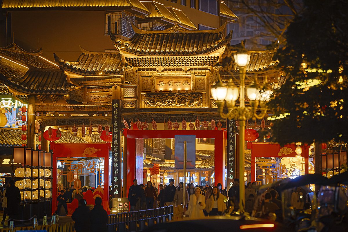 　　马年春节长假，安顺古城历史文化街区成了来安游客们争相打卡的热门景点，白天人流如织，热闹非凡；而夜色中的安顺古城则是一片色彩斑斓，仿佛一个如梦如幻、流光溢彩的世界，加之我市推出的一系列精心策划的春节文旅活动，更是吸引了众多市民和游客前往感受新年味儿……(安顺市融媒体中心记者 薛峰)