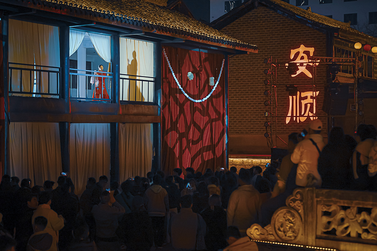 　　马年春节长假，安顺古城历史文化街区成了来安游客们争相打卡的热门景点，白天人流如织，热闹非凡；而夜色中的安顺古城则是一片色彩斑斓，仿佛一个如梦如幻、流光溢彩的世界，加之我市推出的一系列精心策划的春节文旅活动，更是吸引了众多市民和游客前往感受新年味儿……(安顺市融媒体中心记者 薛峰)