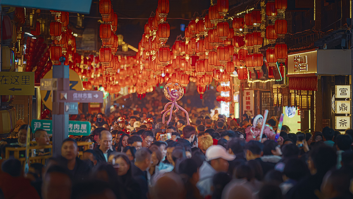 　　马年春节长假，安顺古城历史文化街区成了来安游客们争相打卡的热门景点，白天人流如织，热闹非凡；而夜色中的安顺古城则是一片色彩斑斓，仿佛一个如梦如幻、流光溢彩的世界，加之我市推出的一系列精心策划的春节文旅活动，更是吸引了众多市民和游客前往感受新年味儿……(安顺市融媒体中心记者 薛峰)