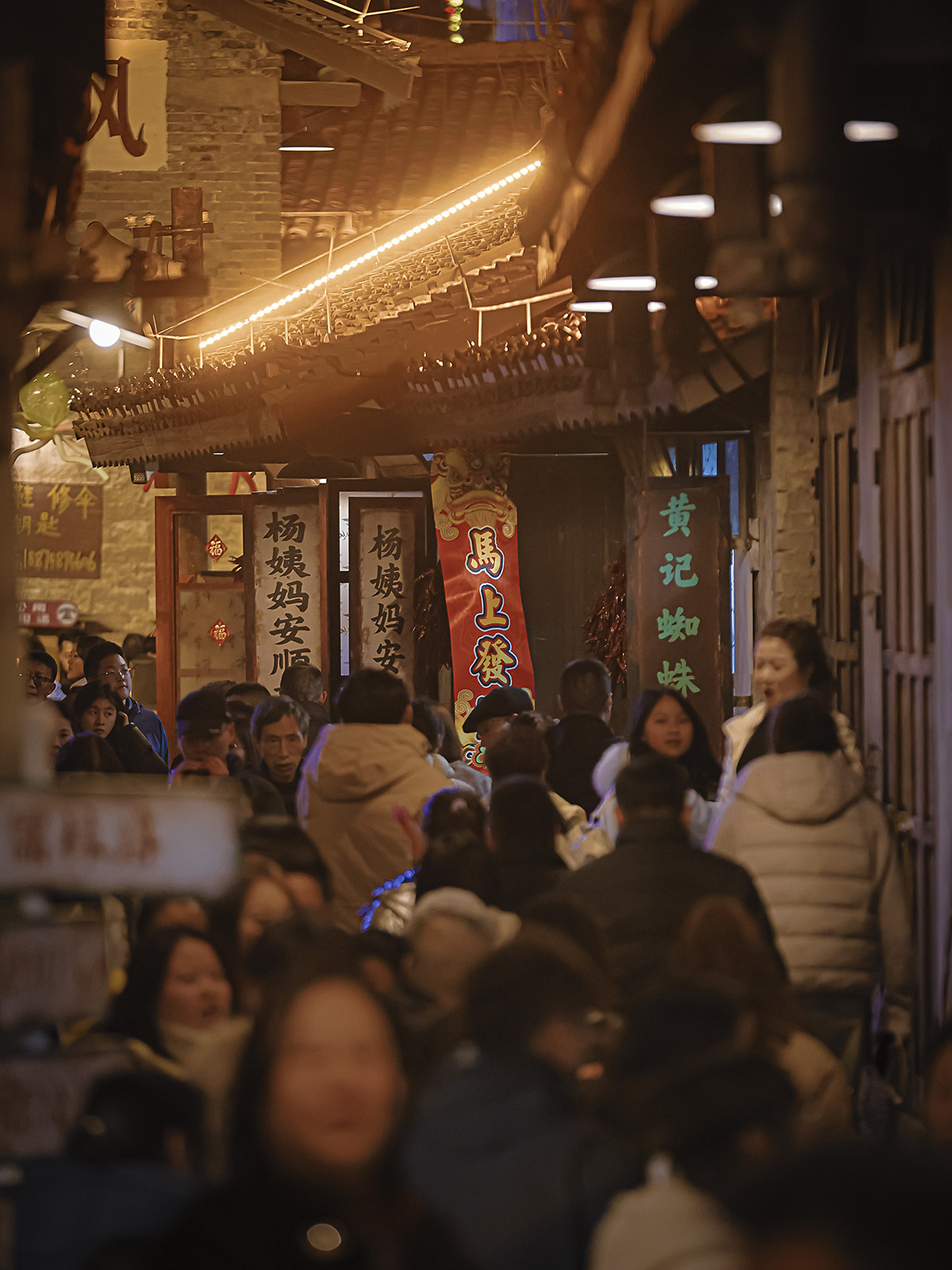 　　马年春节长假，安顺古城历史文化街区成了来安游客们争相打卡的热门景点，白天人流如织，热闹非凡；而夜色中的安顺古城则是一片色彩斑斓，仿佛一个如梦如幻、流光溢彩的世界，加之我市推出的一系列精心策划的春节文旅活动，更是吸引了众多市民和游客前往感受新年味儿……(安顺市融媒体中心记者 薛峰)