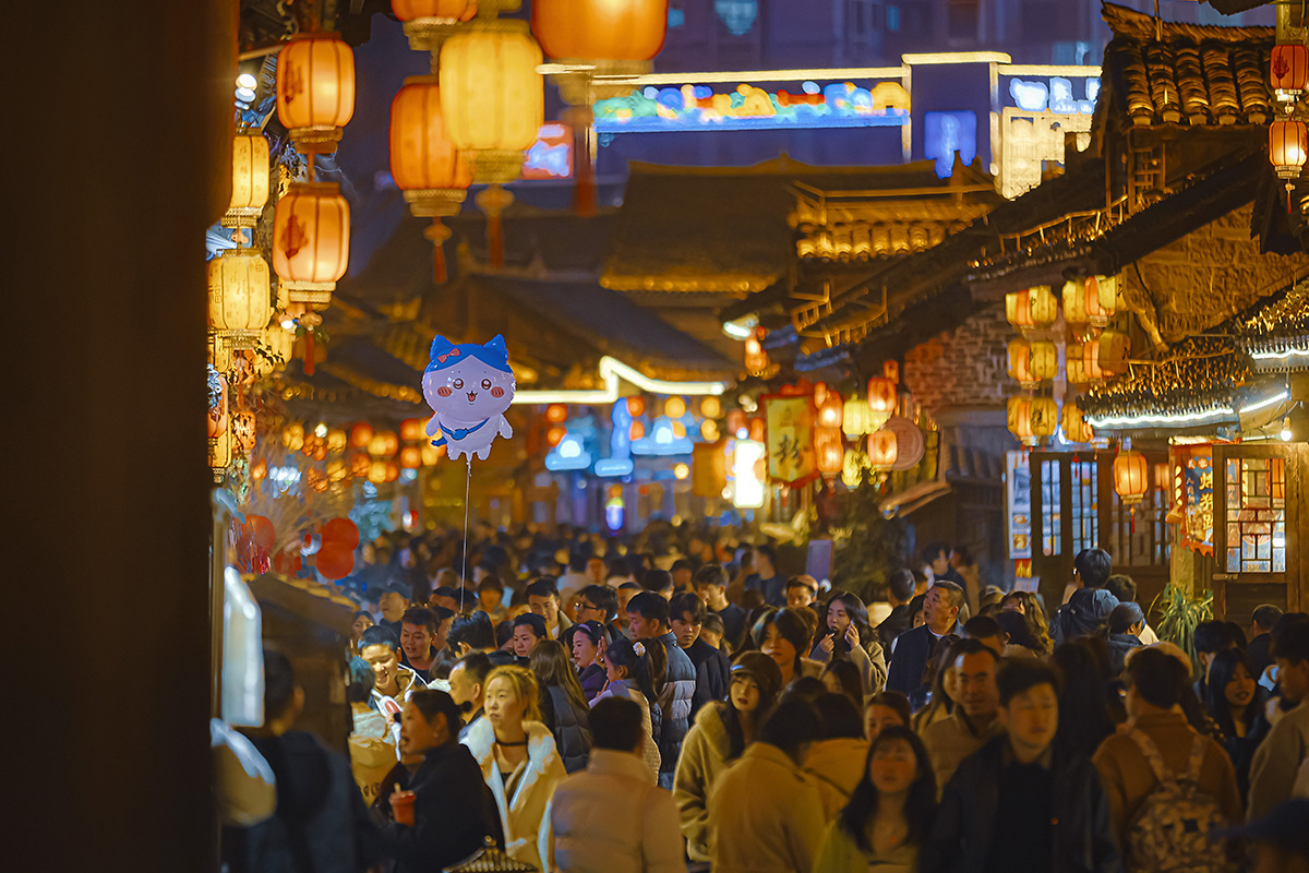 　　马年春节长假，安顺古城历史文化街区成了来安游客们争相打卡的热门景点，白天人流如织，热闹非凡；而夜色中的安顺古城则是一片色彩斑斓，仿佛一个如梦如幻、流光溢彩的世界，加之我市推出的一系列精心策划的春节文旅活动，更是吸引了众多市民和游客前往感受新年味儿……(安顺市融媒体中心记者 薛峰)